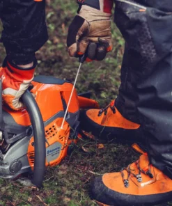 Husqvarna 564 XP® Fuel Injected Chainsaw starting